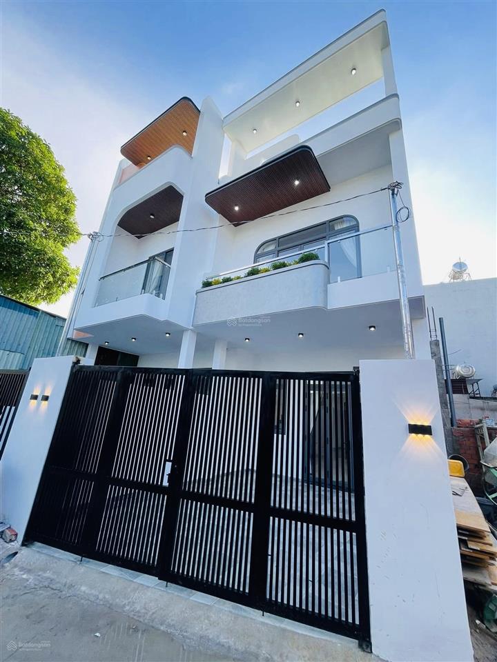 Nhà mới  phường phú mỹ  cách chợ phú mỹ 10 bước chân 5x16 sân ô tô giá chỉ 3 tỷ 550