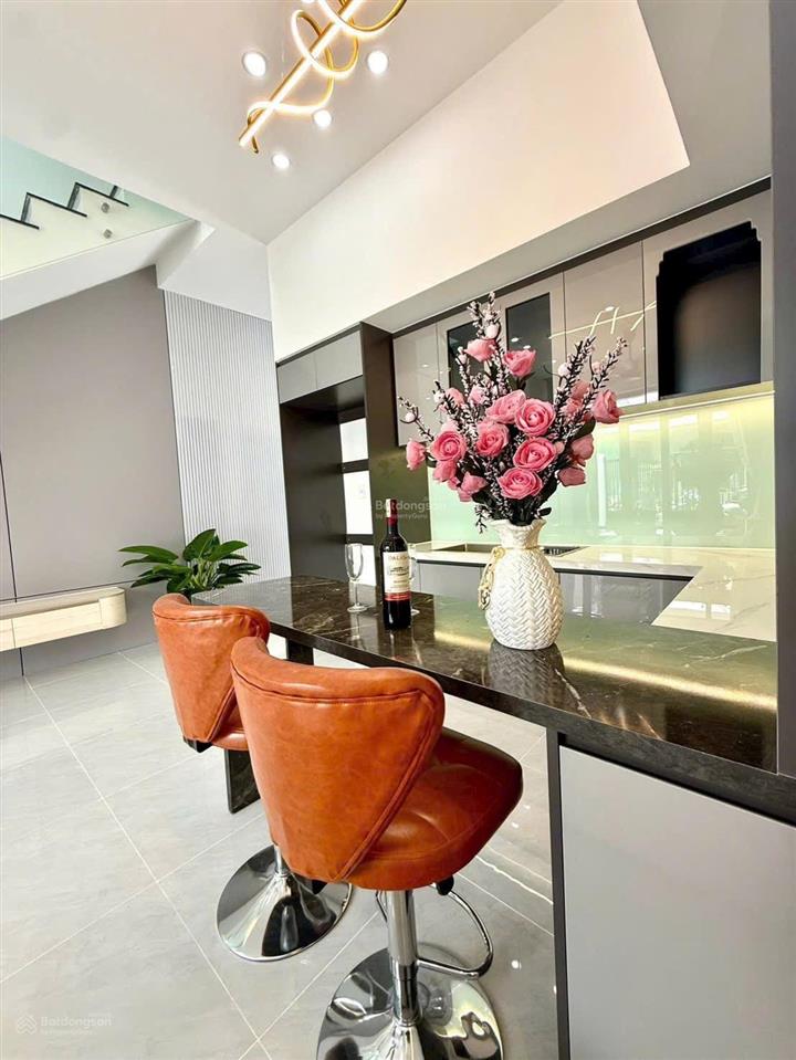 Nhà mới  phường phú mỹ  cách chợ phú mỹ 10 bước chân 5x16 sân ô tô giá chỉ 3 tỷ 550