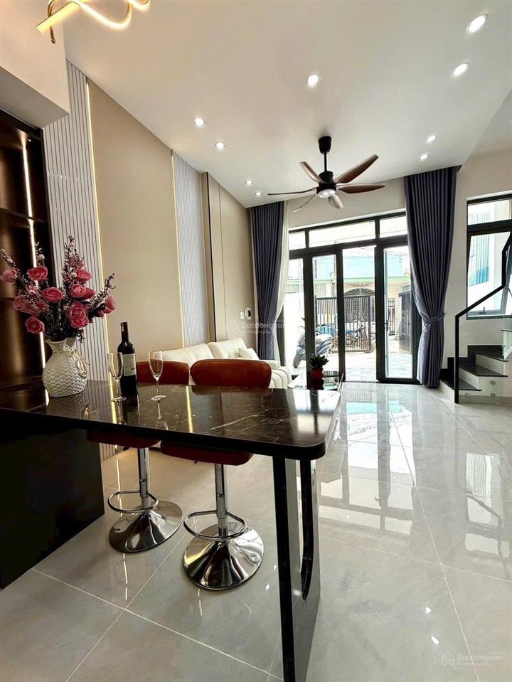 Nhà mới  phường phú mỹ  cách chợ phú mỹ 10 bước chân 5x16 sân ô tô giá chỉ 3 tỷ 550