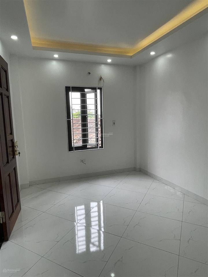 Bán nhà 4 tầng lô góc la tinh ô tô lùi cửa.  0983 477 ***