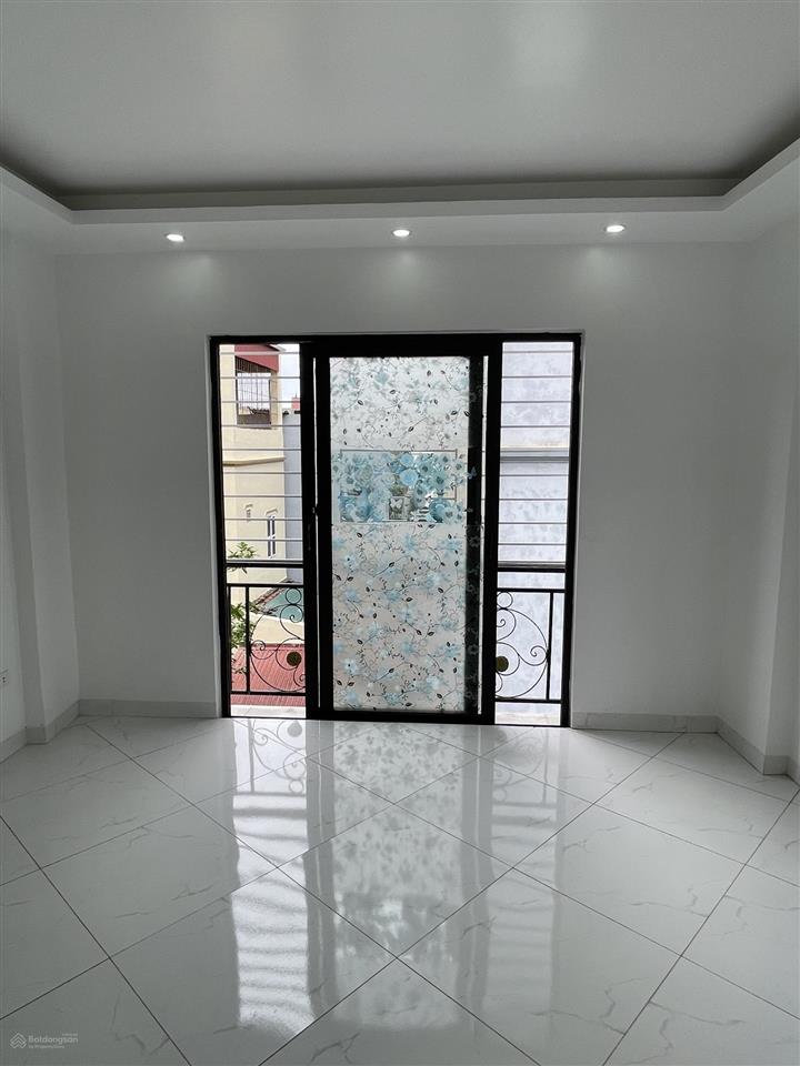 Bán nhà 4 tầng lô góc la tinh ô tô lùi cửa.  0983 477 ***