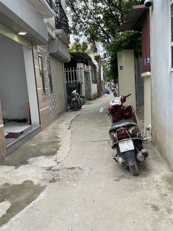 Bán nhà 4 tầng lô góc la tinh ô tô lùi cửa.  0983 477 ***