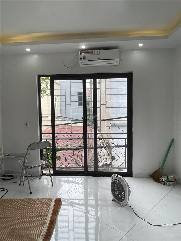 Bán nhà 4 tầng lô góc la tinh ô tô lùi cửa.  0983 477 ***