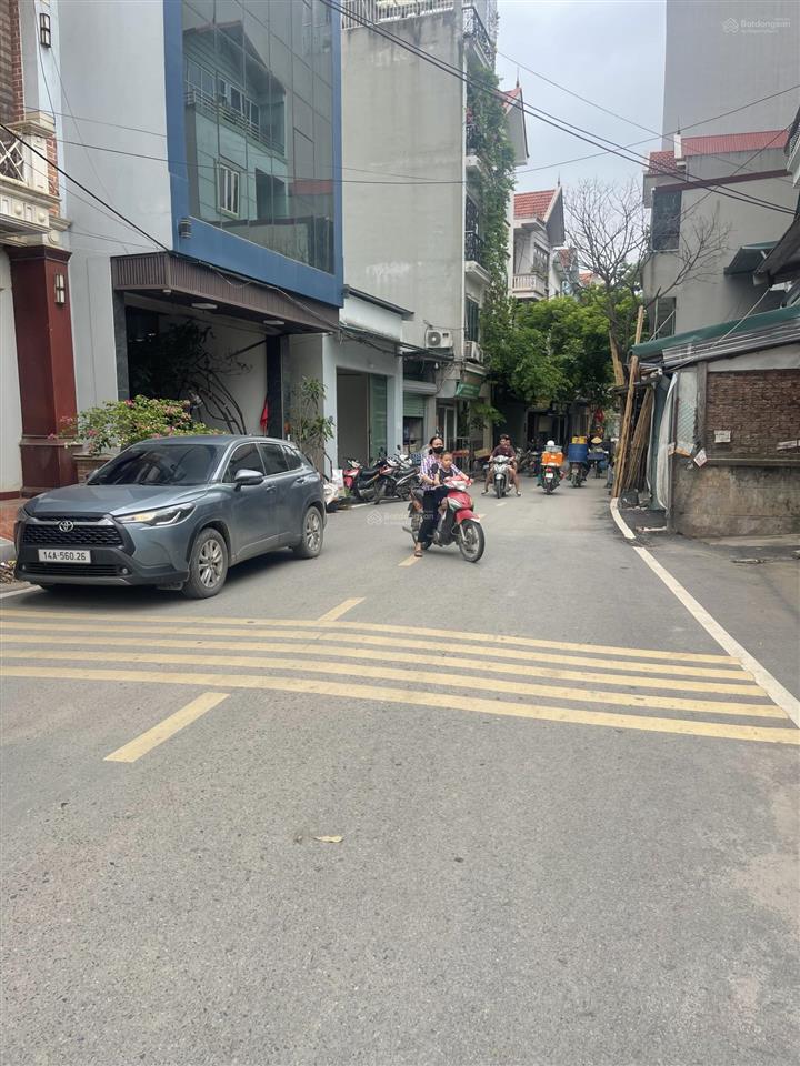 Bán nhà lô góc 5 tầng mặt đường đông la hoài đức 6,7 tỷ.  0983 477 ***