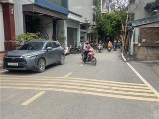 Bán nhà lô góc 5 tầng mặt đường đông la hoài đức 6,7 tỷ.  0983 477 ***