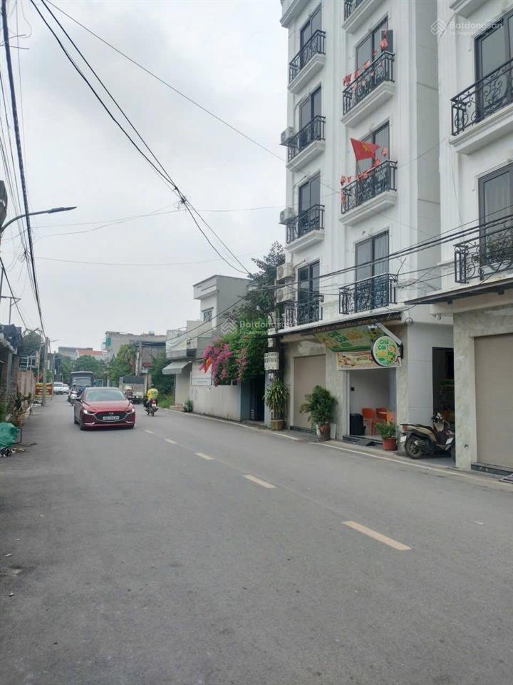 Bán nhà lô góc 5 tầng mặt đường đông la hoài đức 6,7 tỷ.  0983 477 ***