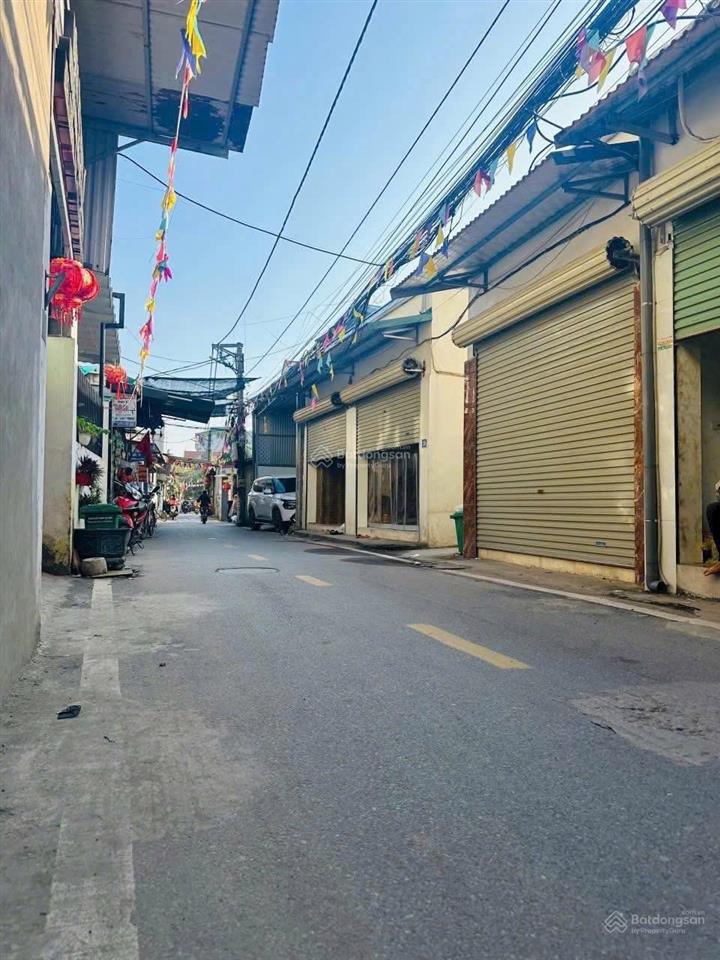 Bán lô đất mặt đường la tinh vị trí kinh doanh sẵn nhà cấp 4.  0983 477 ***