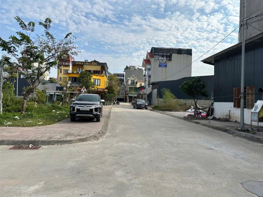 Bán lô đất đấu giá x3 đông la nhìn sang vườn hoa giá 139tr/m.  0983 477 ***