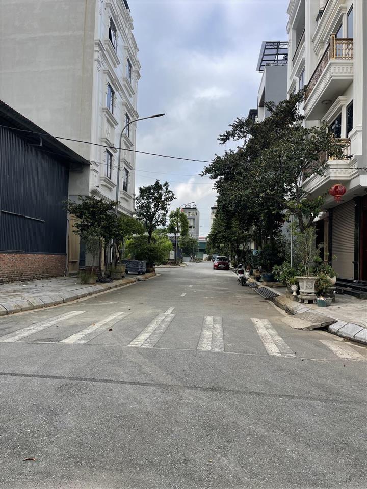 Lô góc đường đôi đấu giá x1 đông la, 2 mặt tiền thoáng mát.  0983 477 ***