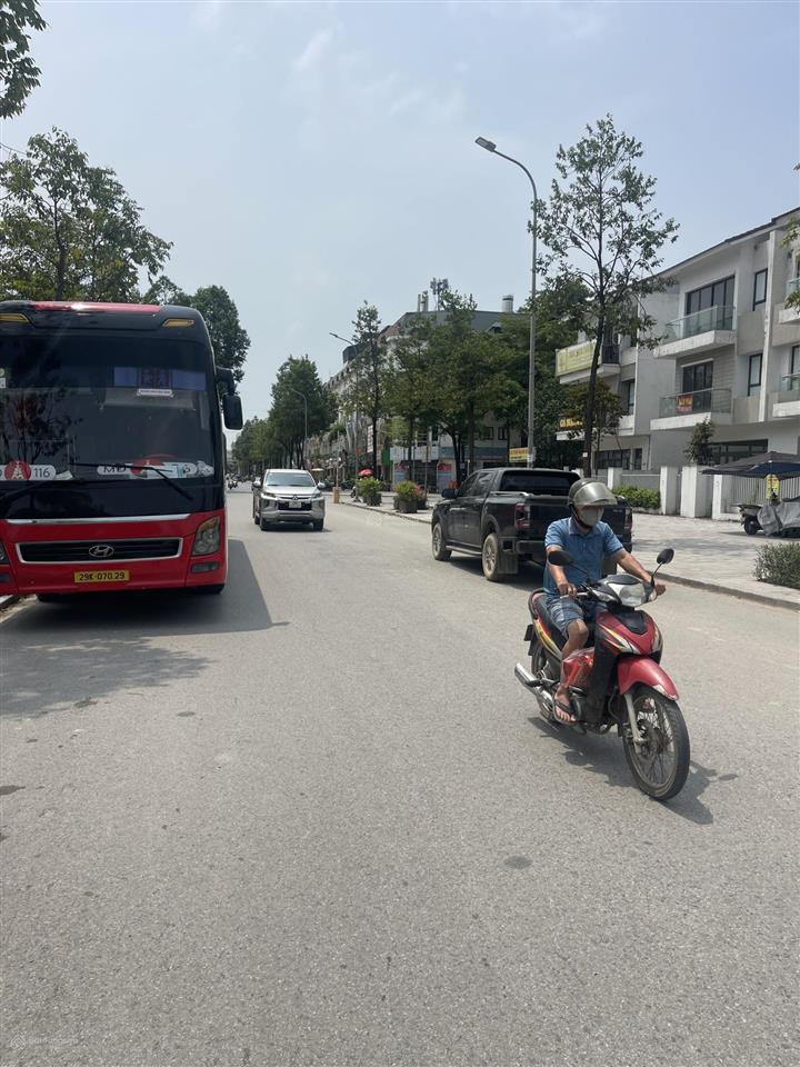 Bán nhanh lô đất 46m2 la tinh đông la đường thông 92tr/m2.  0983 477 ***