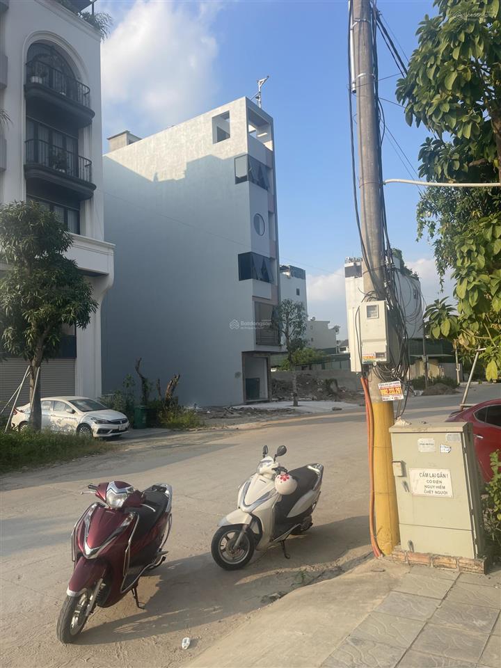 Bán nhanh lô đất dịch vụ đồng giường sát khu d gleximco mặt đường 21m giá 155tr/m.  0983 477 ***