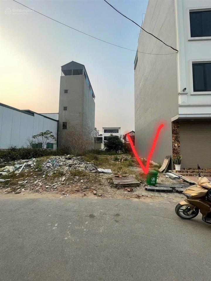 7.9 tỷ lô đất đấu giá x4 cửa kho đông la hướng đông nam.  0983 477 ***