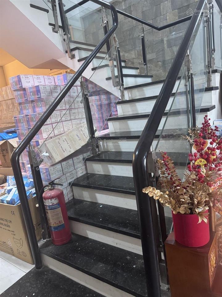 Căn nhà vị trí đẹp cách 100m trường đại học mật mã