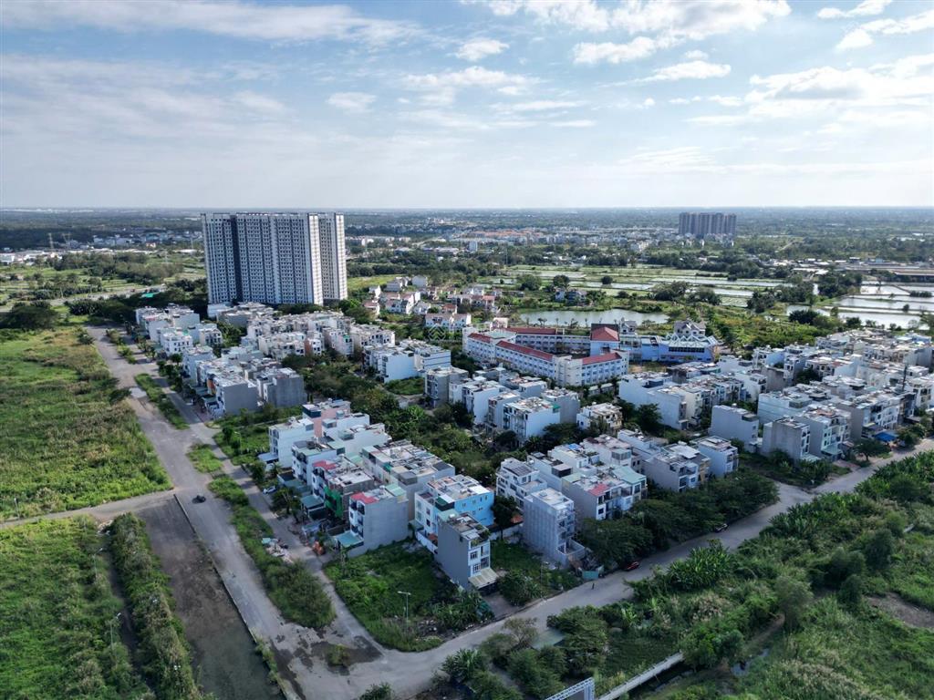 Đất view hồ  1 lô hiếm có  13e bình hưng (sau 3 trường đại học)  4 chung cư hiện hữu