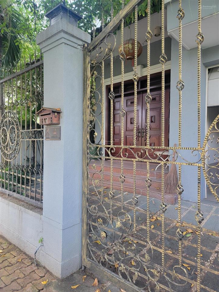 Biệt thự nội thất gỗ cao cấp cần bán gấp kdc làng đại học
