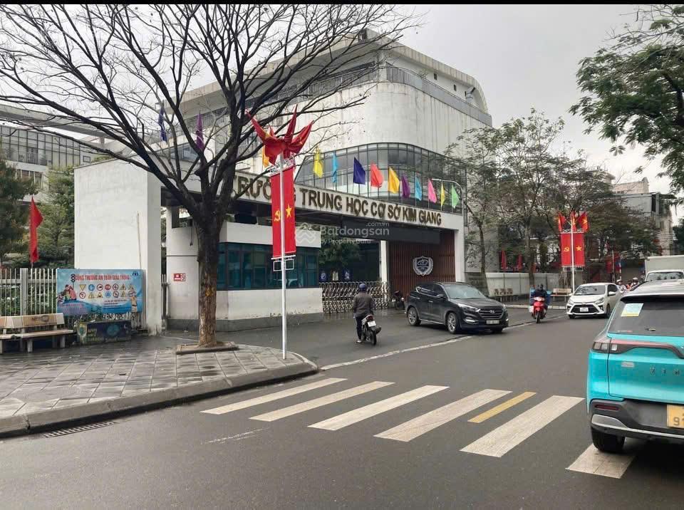 Chính chủ cần bán căn hộ tập thể 75m2 tại phố hoàng đạo thành ngay cạnh trường thcs kim giang