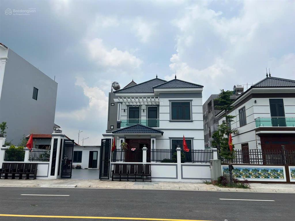 Chính chủ bán nhà 3 tầng mê linh hn, dt 200m2 ô tô tránh, sổ đỏ cất két, gần 5 dự án lớn, sun group
