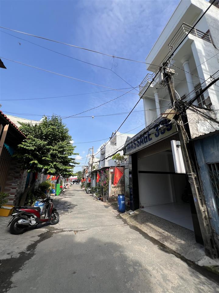 Giá tốt bán khách sạn nội thất gỗ xịn  3 tầng  1 sẹc gần ngã 3 nguyễn ảnh thủ  thu nhập 30 tr/th