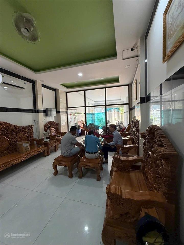 Giá tốt bán khách sạn nội thất gỗ xịn  3 tầng  1 sẹc gần ngã 3 nguyễn ảnh thủ  thu nhập 30 tr/th