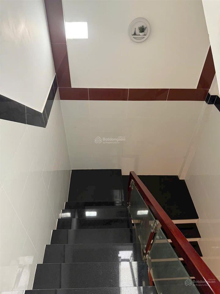 Giá tốt bán khách sạn nội thất gỗ xịn  3 tầng  1 sẹc gần ngã 3 nguyễn ảnh thủ  thu nhập 30 tr/th