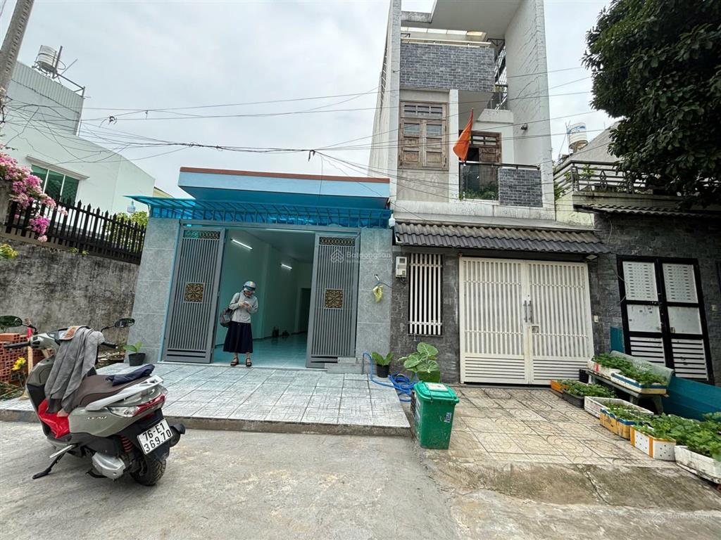 Cho thuê nhà cấp 4 gác lửng  hẻm 92 vườn lài  có 2 pn