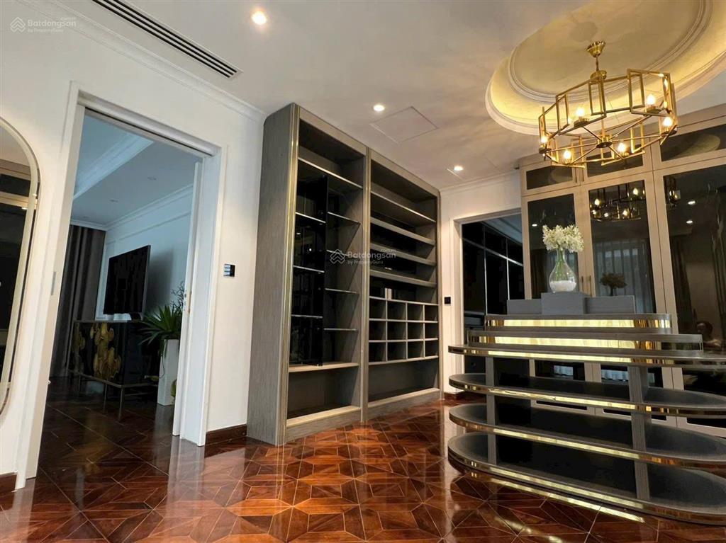 Cho thuê biệt thự đơn lập phú mỹ hưng, nhà đẹp, có hồ cá koi, 5 pn.  0909 168 ***