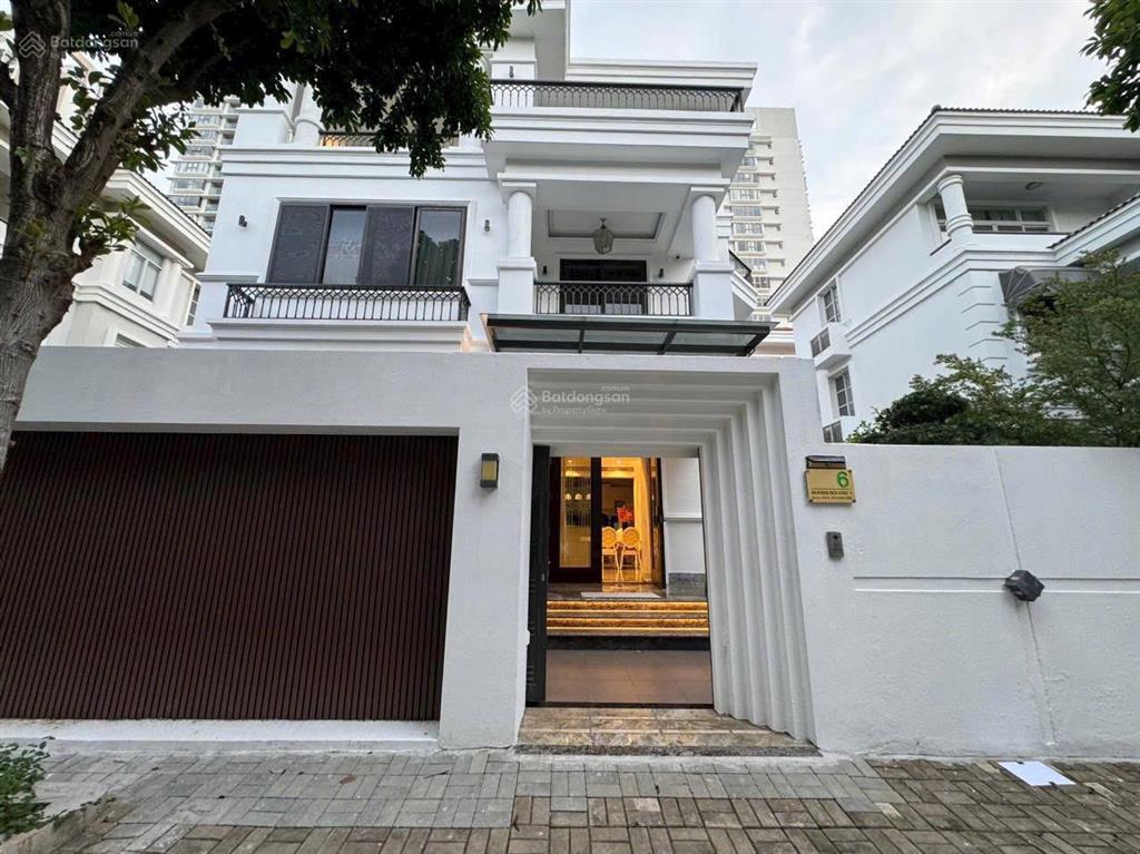 Cho thuê biệt thự đơn lập phú mỹ hưng, nhà đẹp, có hồ cá koi, 5 pn.  0909 168 ***