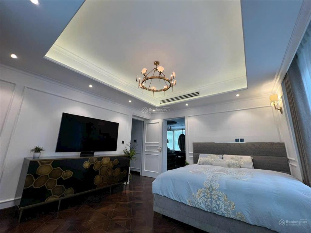 Cho thuê biệt thự đơn lập phú mỹ hưng, nhà đẹp, có hồ cá koi, 5 pn.  0909 168 ***