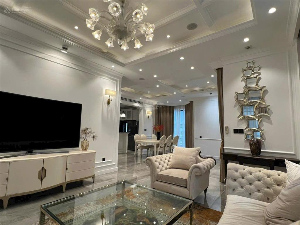 Cho thuê biệt thự đơn lập phú mỹ hưng, nhà đẹp, có hồ cá koi, 5 pn.  0909 168 ***