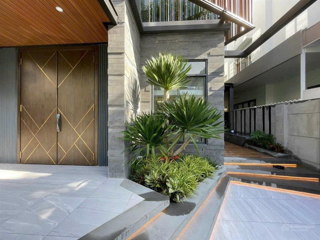 Cho thuê biệt thự đơn lập phú mỹ hưng, 5 phòng ngủ, nội thất cao cấp giá 120tr/tháng.