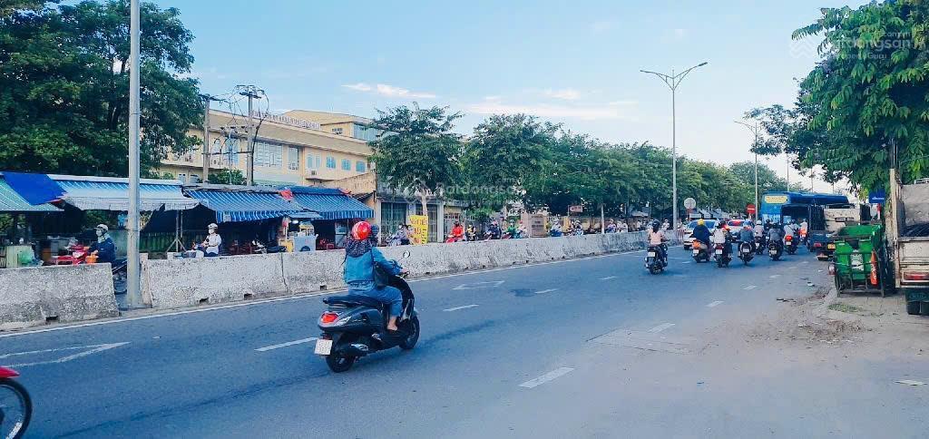 Bán 2.100m2 ngang 20m mặt tiền hoàng văn thái tặng nhà xưởng đang cho thuê 1 tỷ/ năm. giá 37 tỷ tl