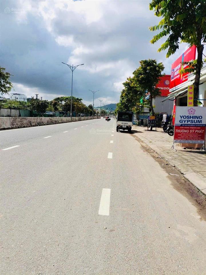Bán 2.100m2 ngang 20m mặt tiền hoàng văn thái tặng nhà xưởng đang cho thuê 1 tỷ/ năm. giá 37 tỷ tl