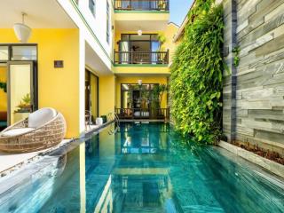 Bán căn villa cực xinh trung tâm phố cổ hội an dòng tiền siêu đỉnh 500 triệu/ tháng.  0768 470 ***