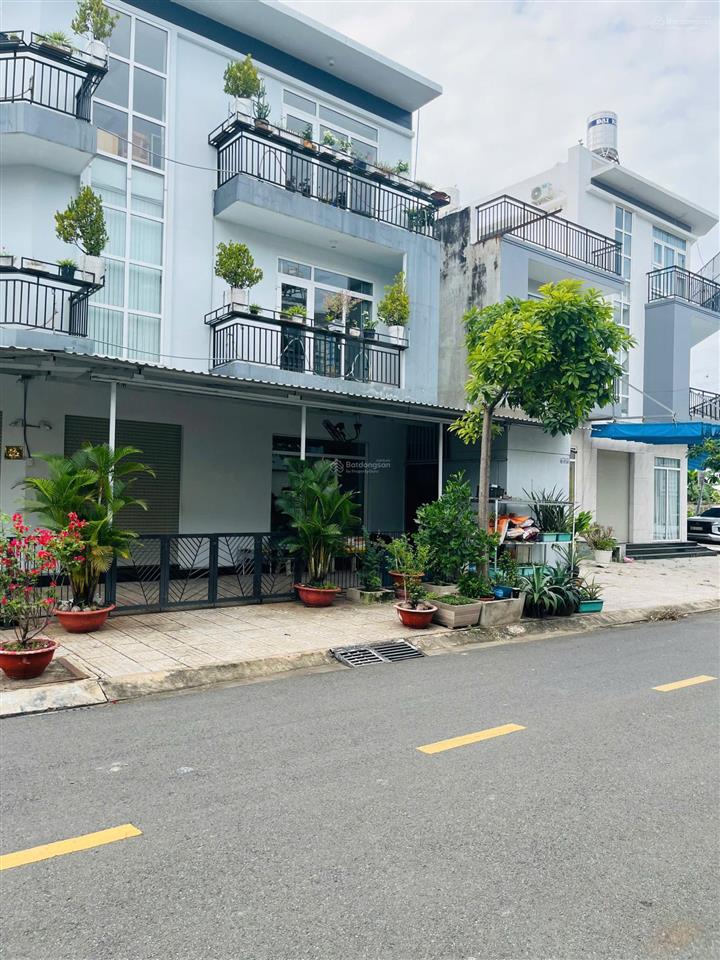 Hàng hiếm  cả nhà và đất sổ hồng riêng chỉ 28triệu/m2, dt 5x20m hướng đông
