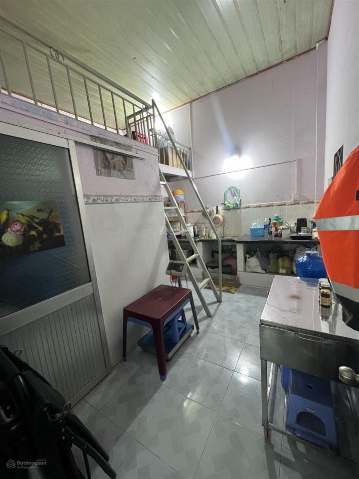 Bán đất kèm nhà c4 còn ở tốt, đường nhựa 8m sổ hồng riêng vuông vứt chỉ hơn 4 tỷ  0939 415 ***