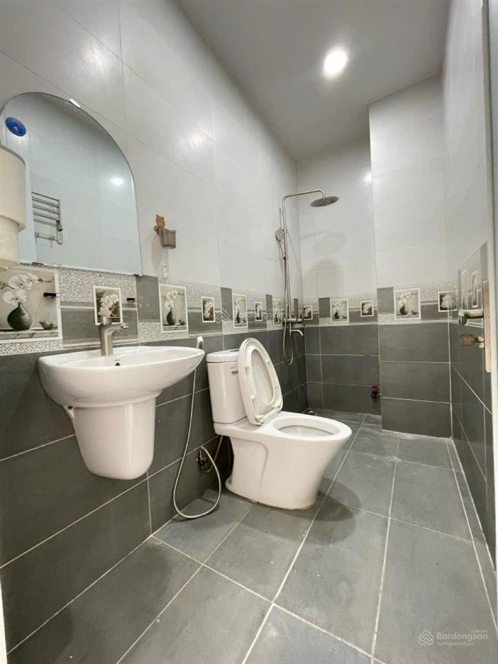 Nhà 3 tầng sử dụng 150m2 hoàn công chuẩn chỉnh ngay chợ đầu mối thủ đức giá hơn 4 tỷ  0939 415 ***