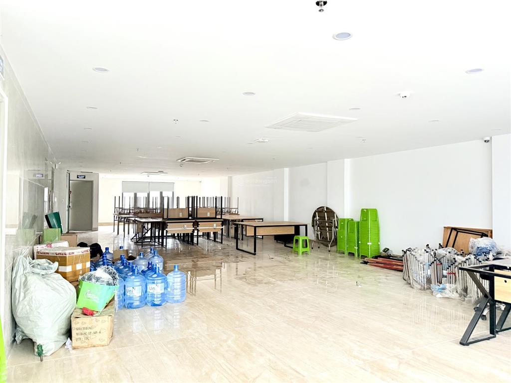 Cho thuê mặt bằng rộng hơn 200m2. tòa nhà mới hiện đại. view đẹp. ngay hội chợ triển lãm
