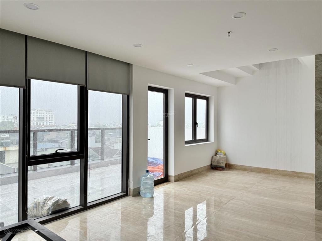 Cho thuê mặt bằng rộng hơn 200m2. tòa nhà mới hiện đại. view đẹp. ngay hội chợ triển lãm