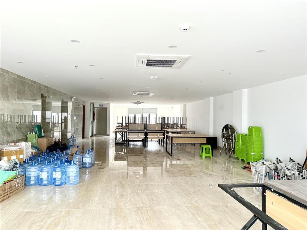 Cho thuê mặt bằng rộng hơn 200m2. tòa nhà mới hiện đại. view đẹp. ngay hội chợ triển lãm