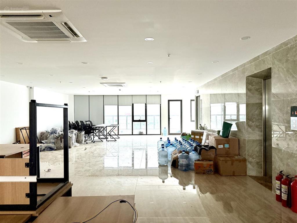 Cho thuê mặt bằng rộng hơn 200m2. tòa nhà mới hiện đại. view đẹp. ngay hội chợ triển lãm