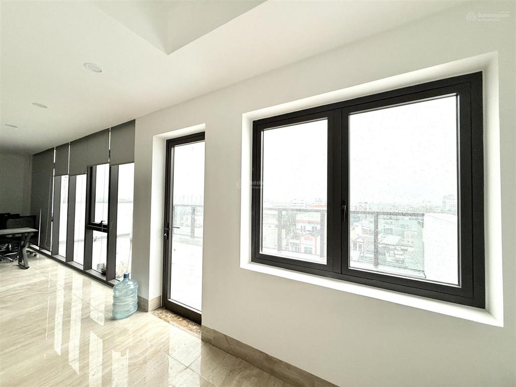 Cho thuê mặt bằng rộng hơn 200m2. tòa nhà mới hiện đại. view đẹp. ngay hội chợ triển lãm