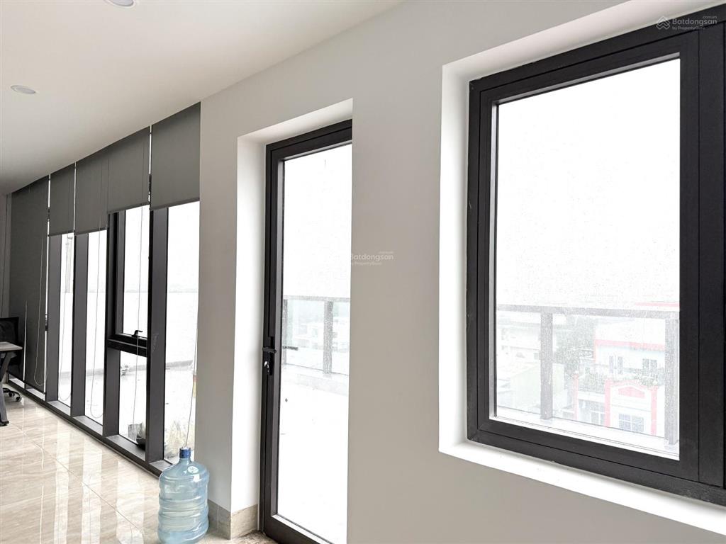 Cho thuê mặt bằng rộng hơn 200m2. tòa nhà mới hiện đại. view đẹp. ngay hội chợ triển lãm