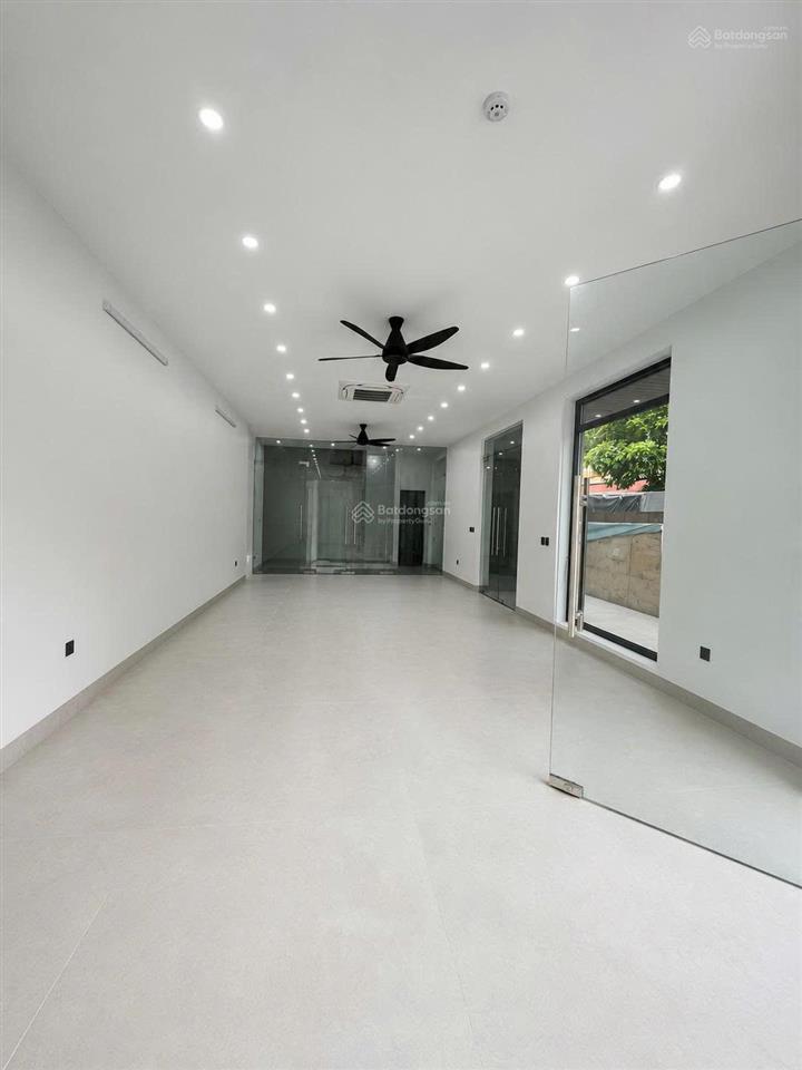 Mời thuê văn phòng 140m2/sàn, mặt tiền rộng, có thang máy. giá 20 triệu/tháng/sàn