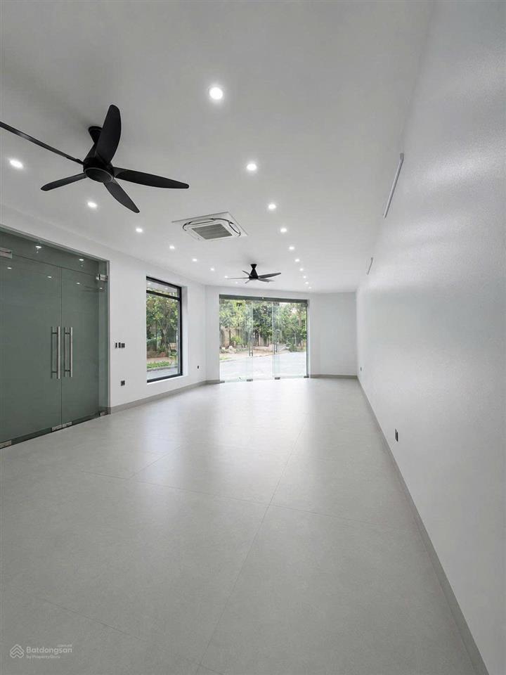 Mời thuê văn phòng 140m2/sàn, mặt tiền rộng, có thang máy. giá 20 triệu/tháng/sàn