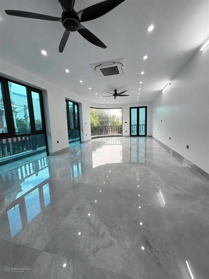Mời thuê văn phòng 140m2/sàn, mặt tiền rộng, có thang máy. giá 20 triệu/tháng/sàn