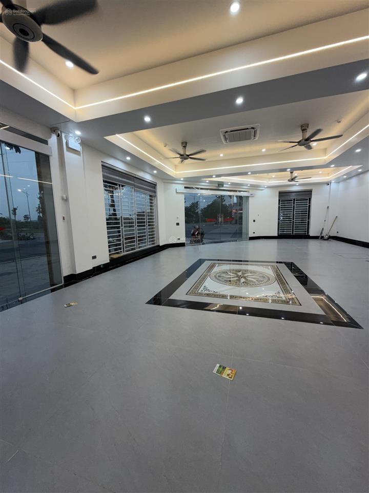 Cho thuê văn phòng tầng 1  lô góc 120m2, tại kcn quang châu, giá chỉ 15 triệu