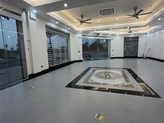 Cho thuê văn phòng tầng 1  lô góc 120m2, tại kcn quang châu, giá chỉ 15 triệu