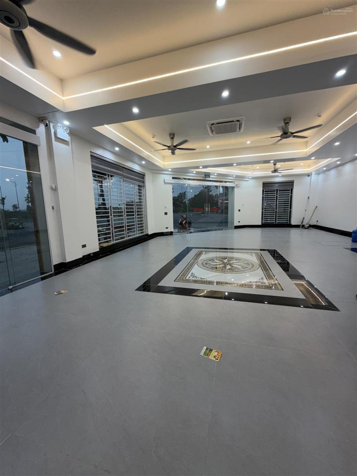Cho thuê văn phòng tầng 1  lô góc 120m2, tại kcn quang châu, giá chỉ 15 triệu
