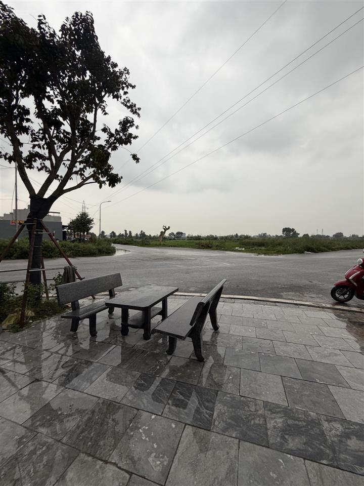Cho thuê văn phòng tầng 1  lô góc 120m2, tại kcn quang châu, giá chỉ 15 triệu