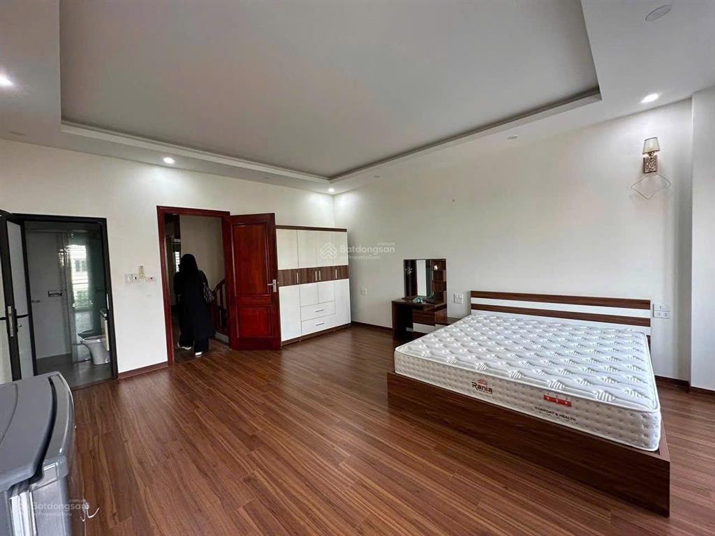 Mời thuê nhà 4 tầng 5 phòng ngủ full nội thất mới tinh tại kcn quang châu, giá chỉ 17 triệu/tháng